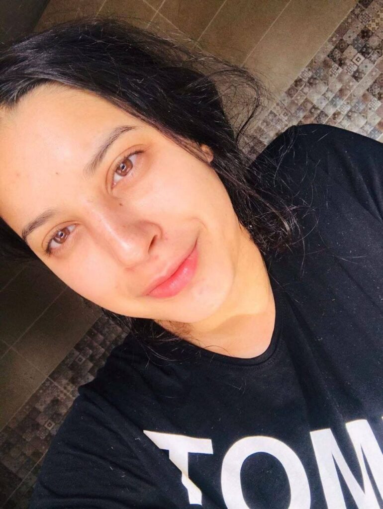البوم نودز ميلف مصرية تعرض جسمها بالاندر والبرا وتعرض بزازها من تحت الهدوم